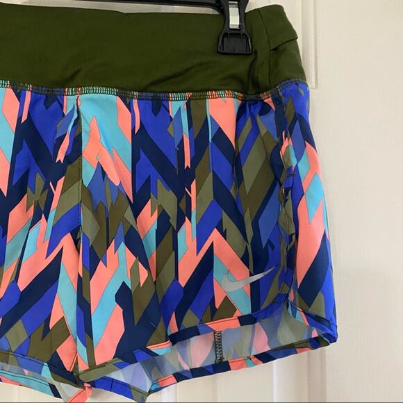 NIKE • Dri-Fit Army Green Geometric Shorts - Picture 3 of 5